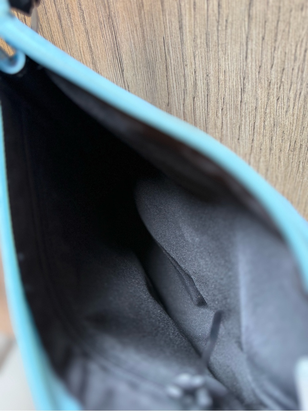 Early 2000s Lacoste Vintage “Baguette” Baby Blue Shoulder Bag with Black Strap - Picture 8 of 9